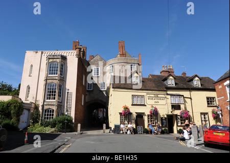 Das Torhaus und Wheatsheaf Inn senken Broad Street, Ludlow, Shropshire Stockfoto