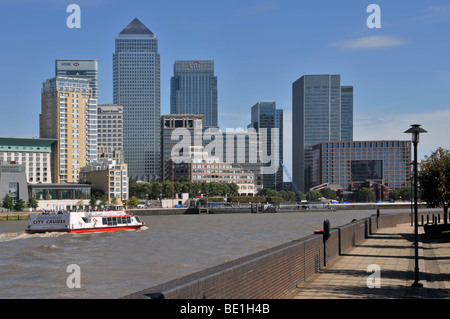 Canary Wharf Skyline über die Themse mit Ausflugsschiff Stockfoto