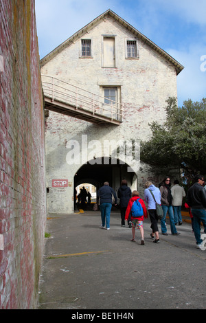 Besucher am Eingang zur Alcatraz Insel Website ein stillgelegtes Gefängnis Stockfoto