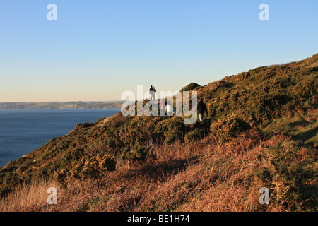 Wanderer auf Rame Head Halbinsel und die Aussicht in Richtung Whitsand Bay in Südost Cornwall, England, UK Stockfoto