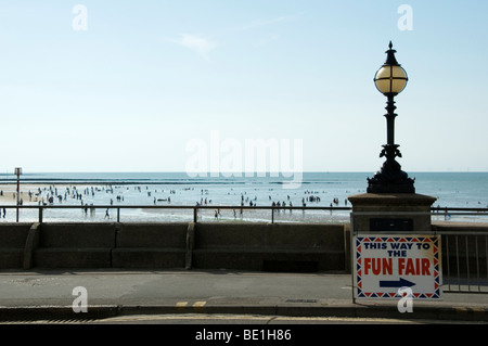 "Diese Art der Kirmes" zu unterzeichnen, an der Strandpromenade in Margate, Kent, England Stockfoto