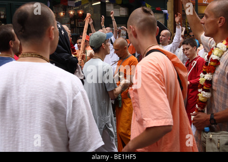 Hare-Krishna-Prozession. Altstadt in Prag. Tschechische Republik. Stockfoto