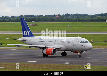 Scandinavian Airlines Airbus A320, Flughafen Düsseldorf, Nordrhein-Westfalen, Deutschland. Stockfoto