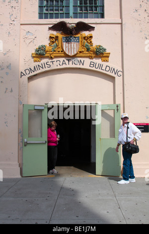Besucher am Eingang des Verwaltungsgebäudes auf Alcatraz Insel Gelände einer stillgelegten Gefängnis Stockfoto