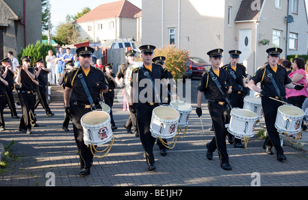 Abtei Star Flute Band (Loyalist/evangelisch) marschieren auf der Parade in Kilwinning, Ayrshire, Schottland Stockfoto