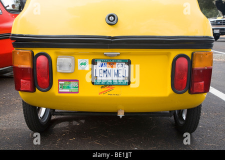 CityEl 3-Rad Elektro-Auto (hergestellt von CityCom AG) mit einem Kennzeichen "LEMN WEJ' (Zitronenscheibe). Stockfoto