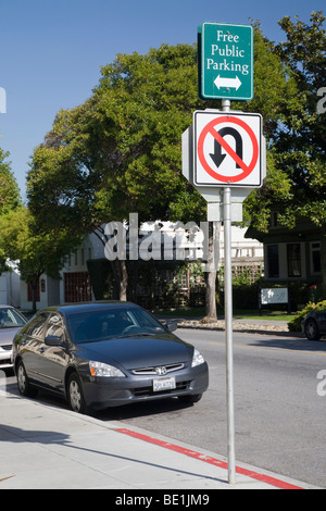 Ein Auto durch eine kostenlose öffentliche Parkplätze und No U drehen Straßenschild in Mountain View, Kalifornien, USA Stockfoto