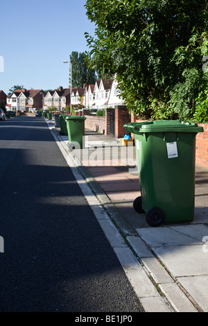 „bin Blighted“ Streets nicht recycelbarer Abfall UGLY Clutter Wheelie Mülltonnen, Haushaltskörbe am Straßenrand in Highfield Road, Southport, Merseyside UK Stockfoto