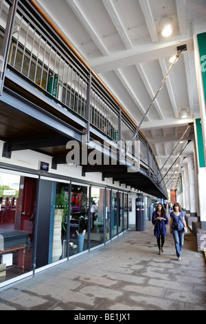 im Erdgeschoss Geschäfte Bestandteil der Oxo Gebäude am Ufer der Themse Süd bank London uk Stockfoto