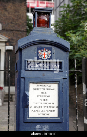 öffentliche Ausschreibung Polizeiposten auf Aldgate High Street London uk Stockfoto