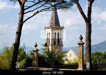 Der Turm der Kirche der Santa Maria Assunta in der Stadt von Spoleto, Umbria, Italien Stockfoto