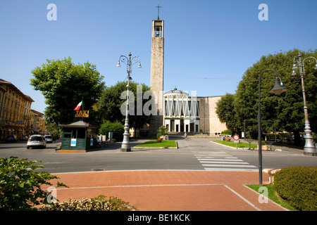 Piazza del Popolo ist Zentrum von Montecatini Terme mit der klassizistischen Kirche Santa Maria Assunta, in der Toskana, Italien Stockfoto