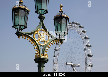 oben auf einem Laternenpfahl auf Westminster Bridge mit dem Millennium Wheel in der Hintergrund-London-uk Stockfoto