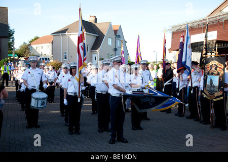 Ardrossan Winton Flute Band, senken Sie ihre Fahnen gegen Jahresende ihre Parade in Kilwinning, Ayrshire, Schottland Stockfoto