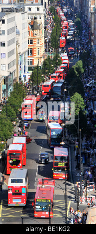 London Oxford Street West End aus der Vogelperspektive auf lange Warteschlangen mit roten Doppeldeckerbussen an Bushaltestellen und Ampeln England UK Stockfoto