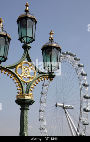 oben auf einem Laternenpfahl auf Westminster Bridge mit dem Millennium Wheel in der Hintergrund-London-uk Stockfoto