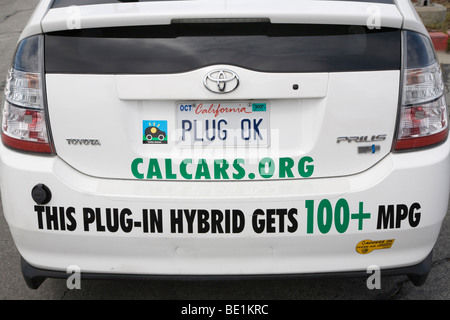 Plug-in Hybrid Toyota Prius Auto, Heckstoßstange mit "PLUG" OK "" Kfz-Kennzeichen und Aufkleber 100 + Meilen pro Gallone (MPG) zu fördern. Stockfoto