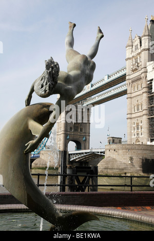 Mädchen mit Dolphin Statue von David Wynne mit Tower Bridge im Hintergrund-London-uk Stockfoto