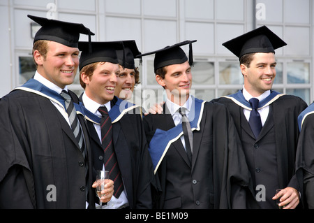 Männlichen Hochschulabsolventen bei Abschlussfeier, Oxford Brookes University, Headington, Oxfordshire, England, Vereinigtes Königreich Stockfoto