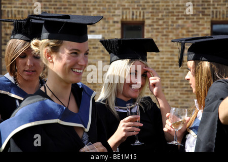 Hochschulabsolventen bei Abschlussfeier, Oxford Brookes University, Headington, Oxfordshire, England, Vereinigtes Königreich Stockfoto