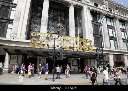 Eingang zum Selfridges auf Oxford Straße London uk Stockfoto