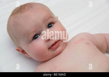 5 Monate altes Babymädchen Stockfoto