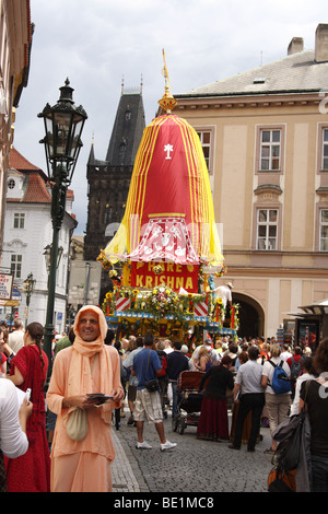 Hare-Krishna-Prozession. Altstadt in Prag. Tschechische Republik. Stockfoto