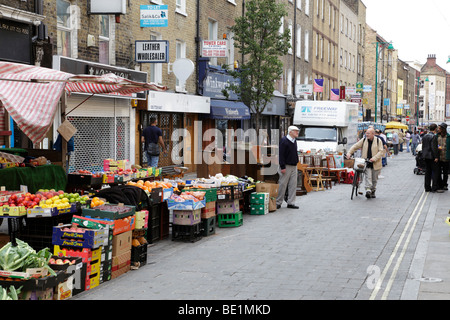 Blick entlang der Ziegelstein-Weg Ost Ende London uk Stockfoto