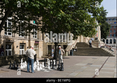 Riesigen Freiluft-Schach vor der Stadtbibliothek und Kunstgalerie auf dem Headrow, Leeds, West Yorkshire, England Stockfoto