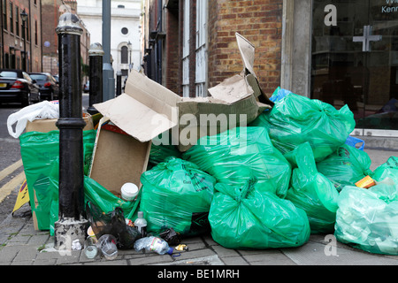 Müll in Säcken an einer Straßenecke entlang Hanbury street London uk Stockfoto