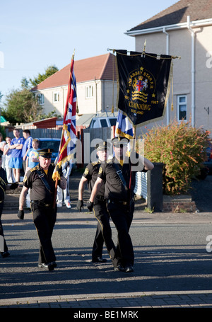 Standartenträger der Abtei Star Flute Band (Loyalist/evangelisch) auf der Parade in Kilwinning, North Ayrshire, Schottland Stockfoto