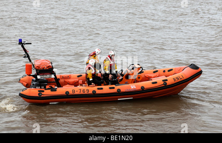 RNLI-Rettungsboot-Crew in einem b-Klasse starre Atlantik Rettungsboot vor Anker gehen Thornleigh Somerset uk Stockfoto