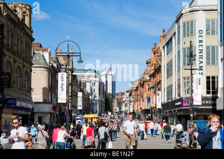 Briggate (Haupteinkaufsstraße) im Zentrum Stadt, Leeds, West Yorkshire, England Stockfoto