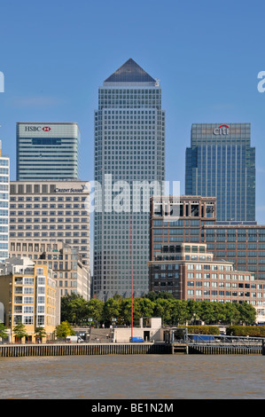 Ein Bürohochhaus am Canada Square, flankiert von HSBC bank & Citi Banks Banken Wolkenkratzer auf Canary Wharf Skyline East London Docklands Großbritannien Stockfoto