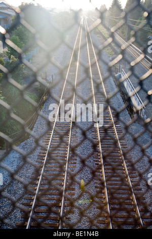 Schienen von einer Fußgängerbrücke betrachtet. Der Drahtzaun ist für die Sicherheit. Mountain View, Kalifornien, USA Stockfoto