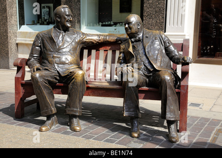 Bronzestatuen von Churchill und Roosevelt Darstellung des zweiten Weltkriegs Staatsmänner sitzen auf einer Bank bond street London uk Stockfoto