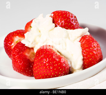 Erdbeeren mit Schlagsahne Stockfoto