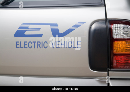 Eine Nahaufnahme von "EV Elektrofahrzeug" Aufkleber auf Toyota RAV4. Stockfoto