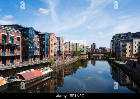Moderne Wohnungen auf den Fluss Aire in den sanierten Bereich der Brauerei Wharf, Leeds, West Yorkshire, England Stockfoto