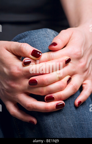 Close-up Schuss umklammert, gepflegten weiblichen Händen Stockfoto