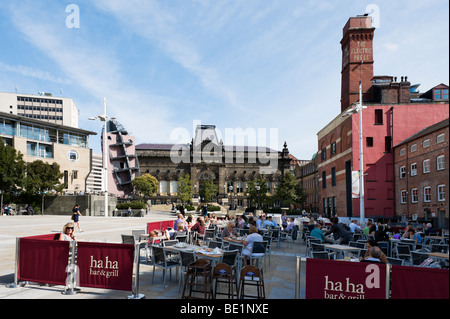 Restaurant im Millennium Square mit dem Stadtmuseum hinter, Leeds, West Yorkshire, England Stockfoto