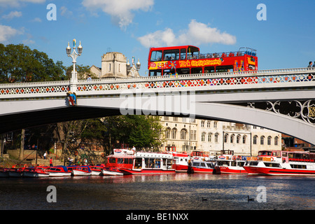 Sightseeing-Bus auf Lendal Bridge York Yorkshire England Stockfoto