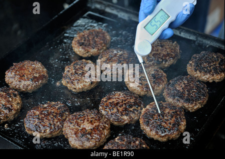 Hamburger auf Herdplatte und Digitalthermometer Innentemperatur Überprüfung gekocht wird Stockfoto