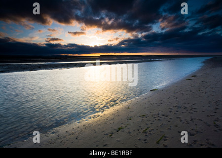 England, Northumberland, Budle Bay. Sonnenuntergang über Budle Bay in der Nähe von Bamburgh, die Bestandteil der Northumberland Heritage Coast. Stockfoto