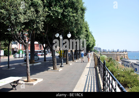 Spaziergang am Wasser, Taranto, Provinz Taranto, Apulien Region, Italien Stockfoto