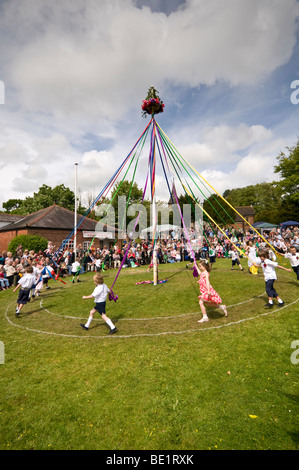 Kinder spielen einen Maibaum Tanz, Whitegate, Cheshire, England, Vereinigtes Königreich Stockfoto