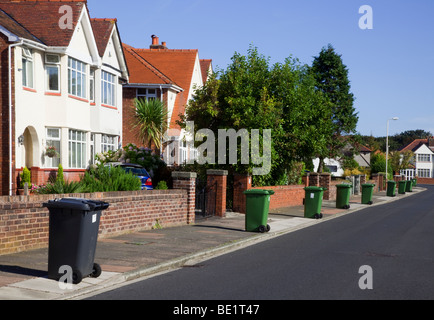 „bin Blighted“ Streets nicht recycelbarer Abfall UGLY Clutter Wheelie Mülltonnen, Haushaltskörbe am Straßenrand in Highfield Road, Southport, Merseyside UK Stockfoto