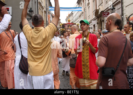 Hare-Krishna-Prozession. Altstadt in Prag. Tschechische Republik. Stockfoto