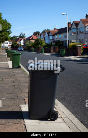 „bin Blighted“ Streets nicht recycelbarer Abfall UGLY Clutter Wheelie Mülltonnen, Haushaltskörbe am Straßenrand in Highfield Road, Southport, Merseyside UK Stockfoto