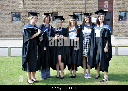 Weibliche Hochschulabsolventen bei Abschlussfeier, Oxford Brookes University, Headington, Oxfordshire, England, Vereinigtes Königreich Stockfoto